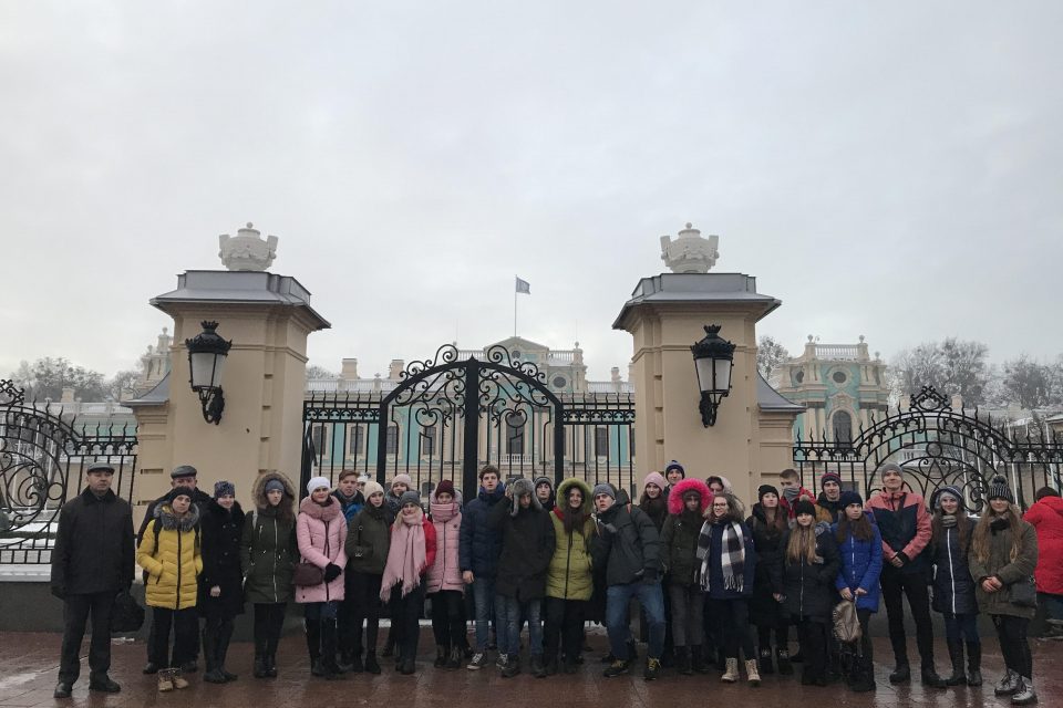 Біля Маріїнського палацу